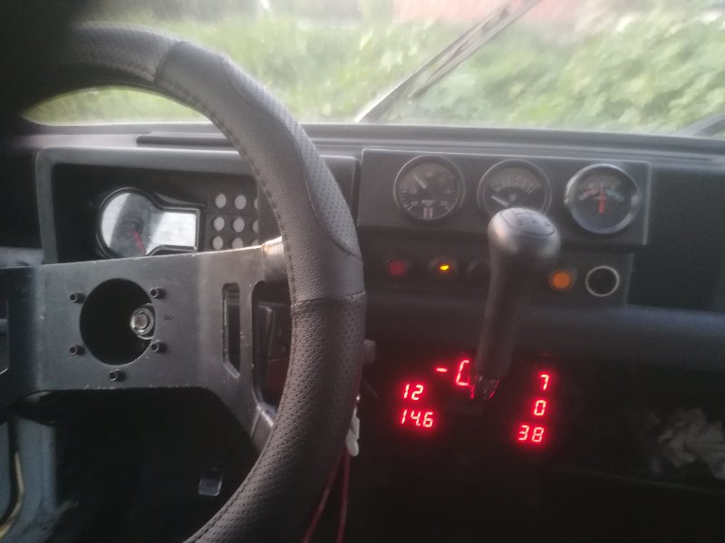 Digital Speedo, RPM, Temp d´eau et huile, Huile Press, Bat, etc, etc.<br />Dash 2nd temp huile, eau et ambient, Pression au collecteur et admission